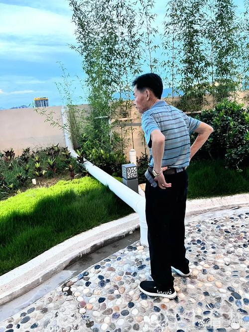 雨中鏖战:格罗夫斯孤身冲线夺冠 雨中鏖战:格罗夫斯孤身冲线夺冠